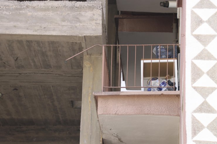 Apartman duvarı manzaralı balkonlar