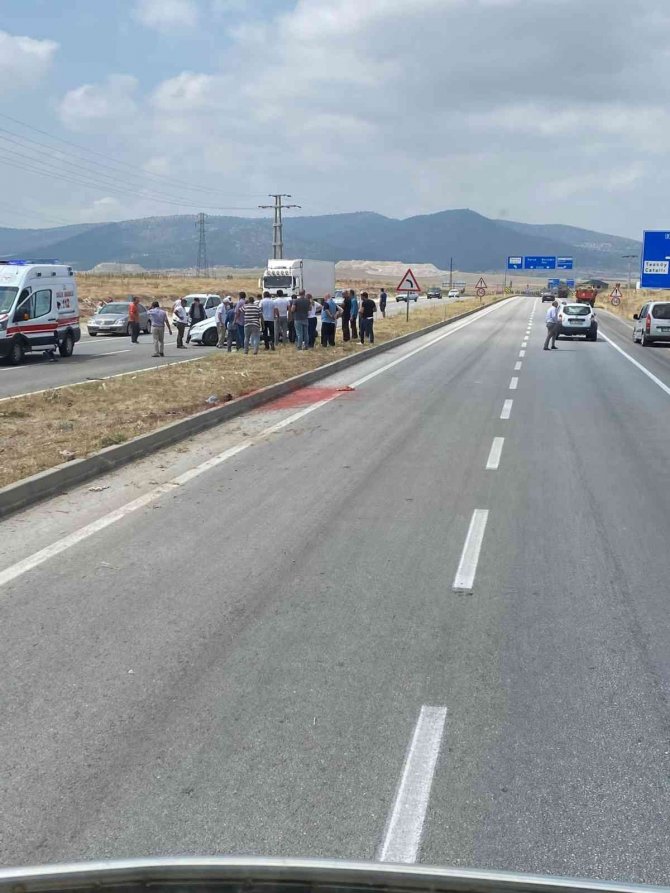 Direksiyon hakimiyetini kaybederek karşı şeride geçti: 4 yaralı