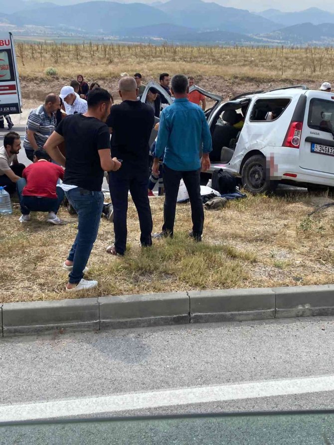 Direksiyon hakimiyetini kaybederek karşı şeride geçti: 4 yaralı