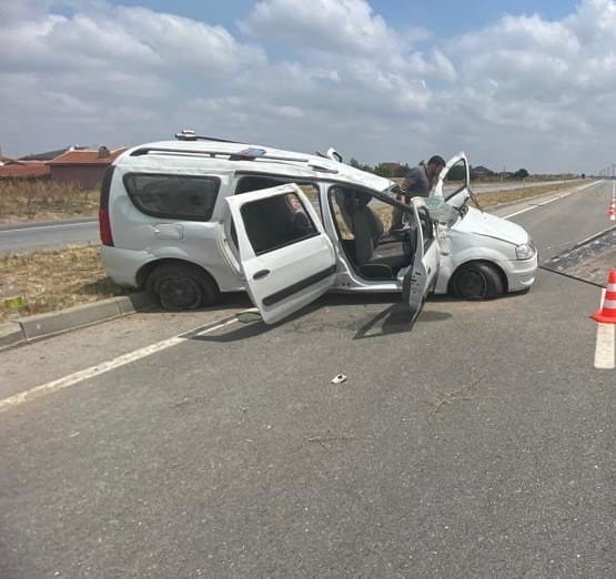 Direksiyon hakimiyetini kaybederek karşı şeride geçti: 4 yaralı