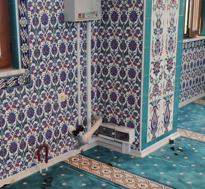 Elazığ’da hırsızlar gece camiye girdi