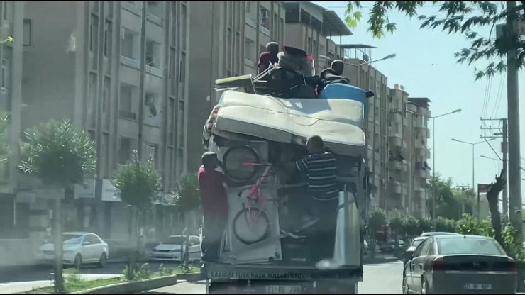 Ev eşyaları yüklü kamyonette tehlikeli yolculuk