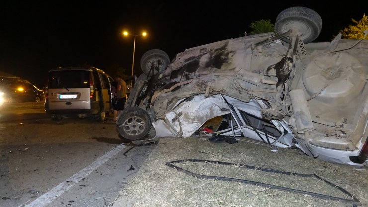 Hafif ticari araç, otomobile çarptı: 2 ölü, 3 yaralı