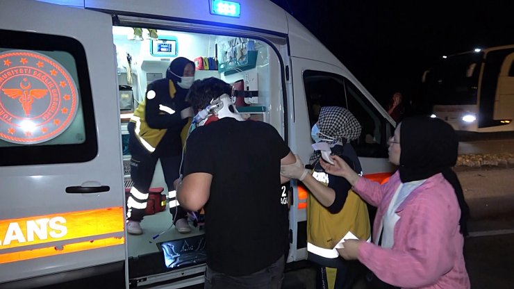 Hafif ticari araç, otomobile çarptı: 2 ölü, 3 yaralı