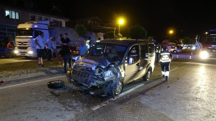 Hafif ticari araç, otomobile çarptı: 2 ölü, 3 yaralı