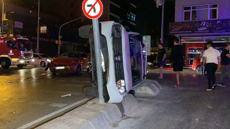 İstanbul-Ümraniye’de iki otomobil çarpıştı: 2 yaralı