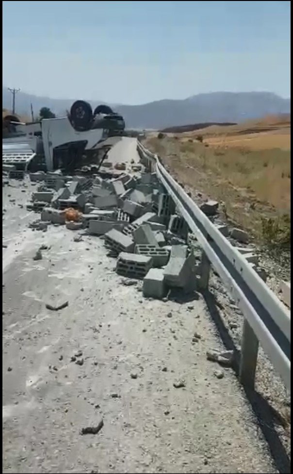 Kamyonet ile hafif ticari araç çarpıştı: 1 ölü, 2 yaralı