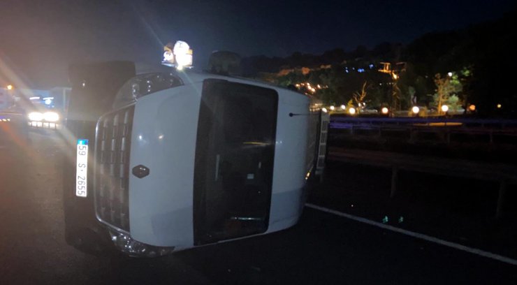 Köpeğe çarpmamak için sürücüsünün manevra yaptığı işçi servisi yan yattı: 9 yaralı