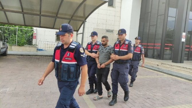 Kötü işçilik nedeniyle tartıştığı arkadaşını sopa ve bıçakla öldürdü