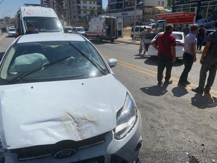 Malatya'da 4 otomobilli zincirleme kaza: 9 yaralı