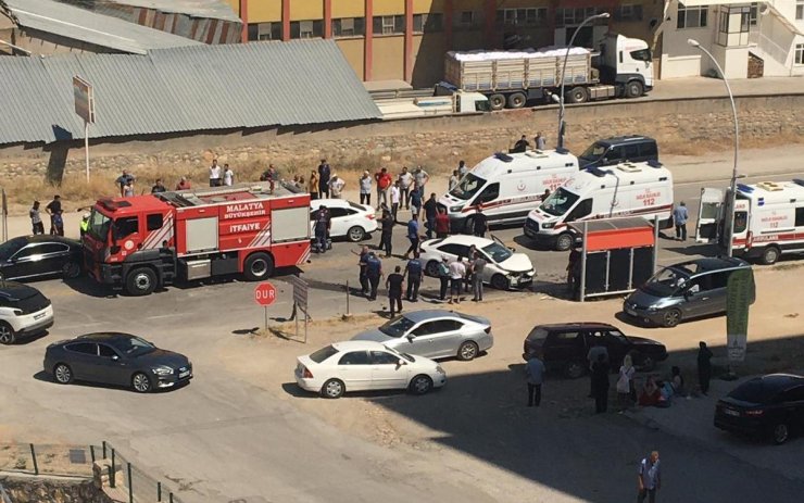 Malatya'da 4 otomobilli zincirleme kaza: 9 yaralı