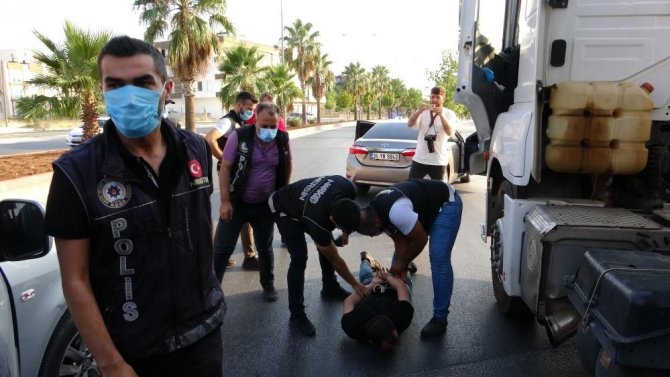 Mersin’de kullandığı tırda eroin ele geçirilen zanlı tutuklandı