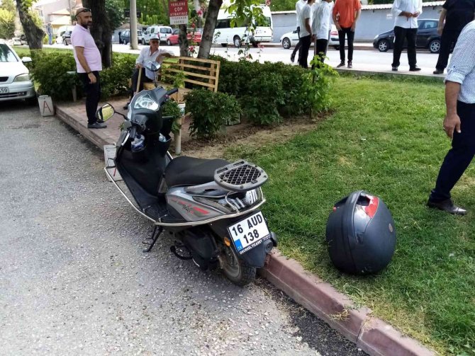 Motosiklet düğün konvoyundaki minibüse çarptı: 1 yaralı