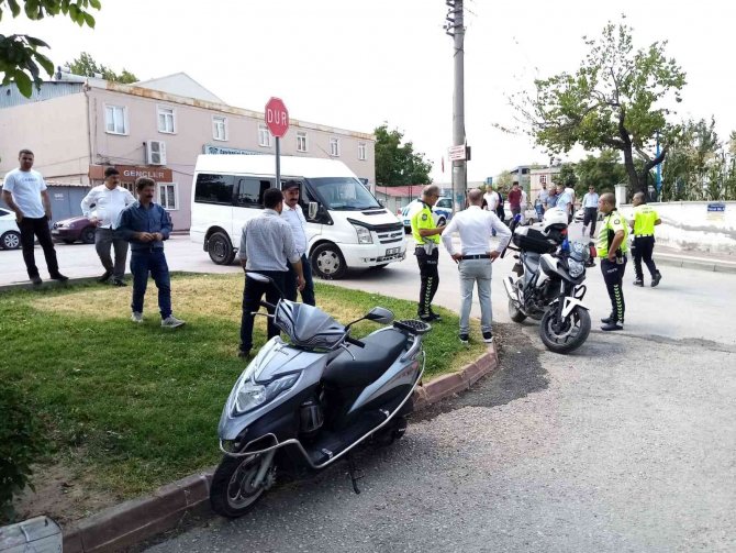 Motosiklet düğün konvoyundaki minibüse çarptı: 1 yaralı