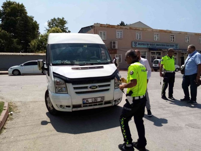 Motosiklet düğün konvoyundaki minibüse çarptı: 1 yaralı