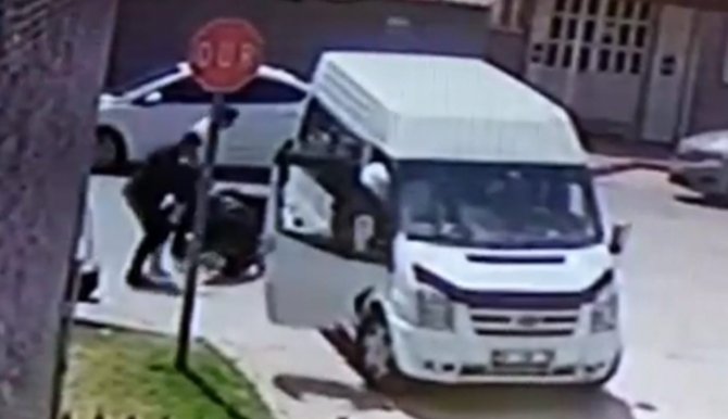 Motosiklet düğün konvoyundaki minibüse çarptı: 1 yaralı