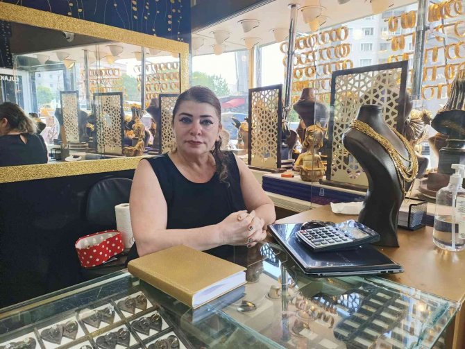 Müşteri gibi gelip, kaşla göz arasında altın zinciri çaldılar