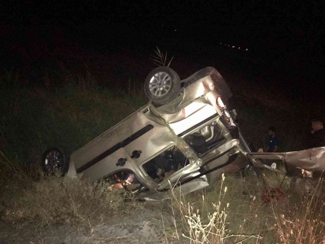 Otomobil ticari araca çarptı: 3’ü çocuk 5 yaralı