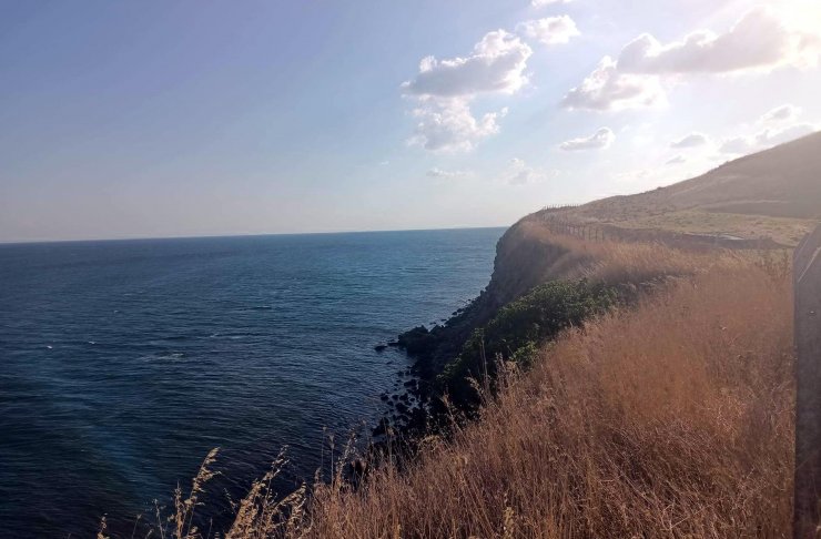 Sevgilisini kolundan tutup, 25 metrelik uçurumdan ölüme atladılar