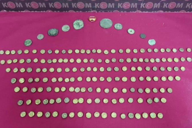 Tarihi eser kaçakçılarının aracında nadide eserler ele geçirildi