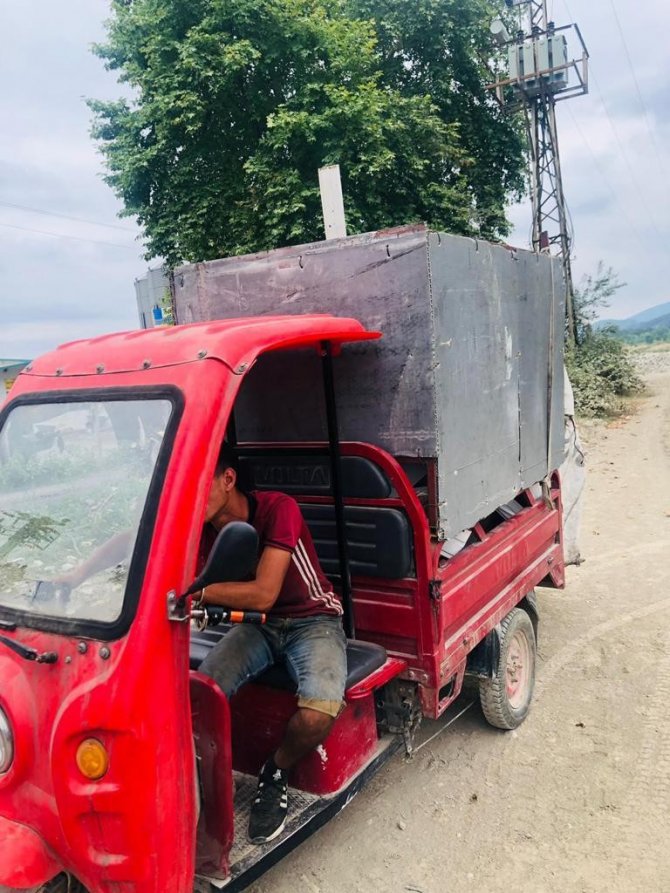 Tarladan plastik doğrama çalan şahıslar yakalandı