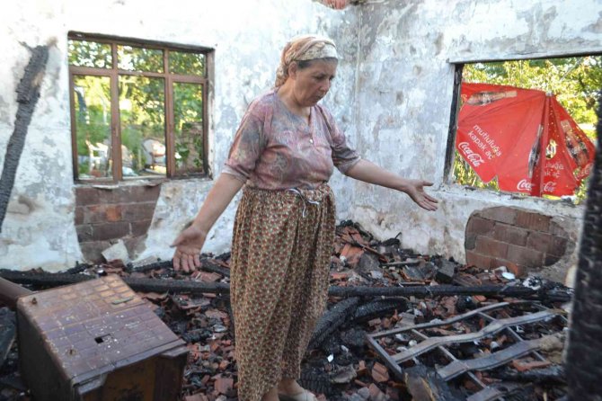 Tek katlı ev alevlere teslim oldu