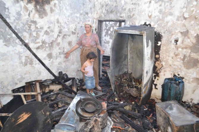 Tek katlı ev alevlere teslim oldu