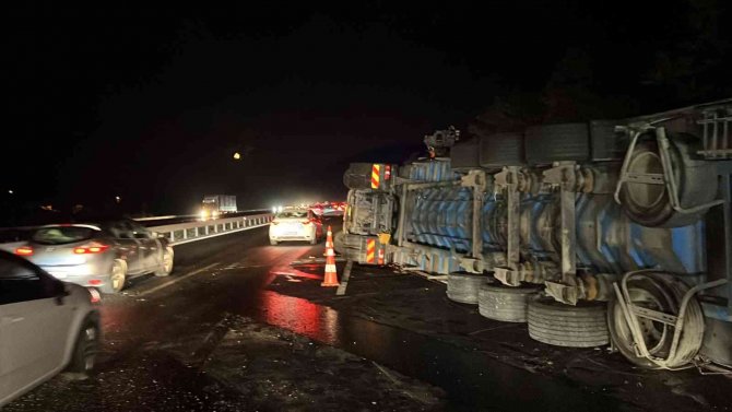 Tır devrildi, yol trafiğe kapatıldı