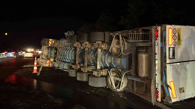 Tır devrildi, yol trafiğe kapatıldı