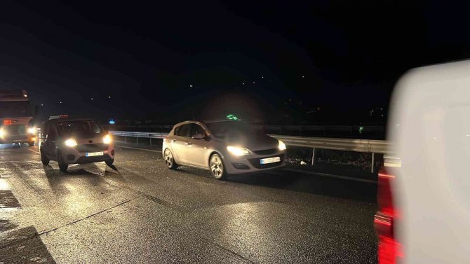 Tır devrildi, yol trafiğe kapatıldı