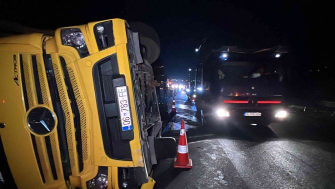 Tır devrildi, yol trafiğe kapatıldı