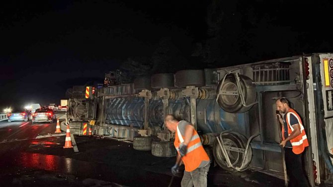 Tır devrildi, yol trafiğe kapatıldı