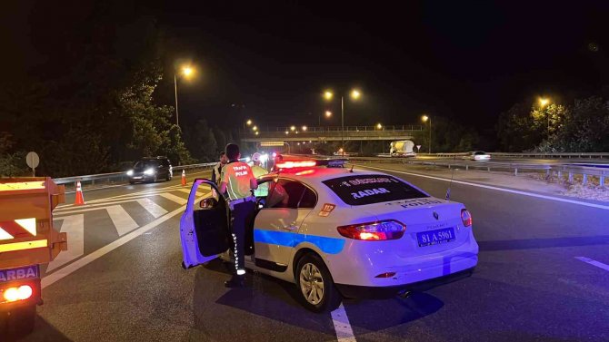 Tır devrildi, yol trafiğe kapatıldı