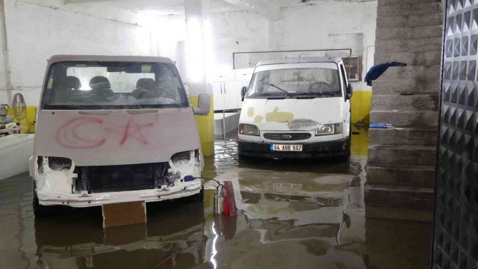 Uşak’ta şiddetli yağış sonrasında su baskınları yaşandı