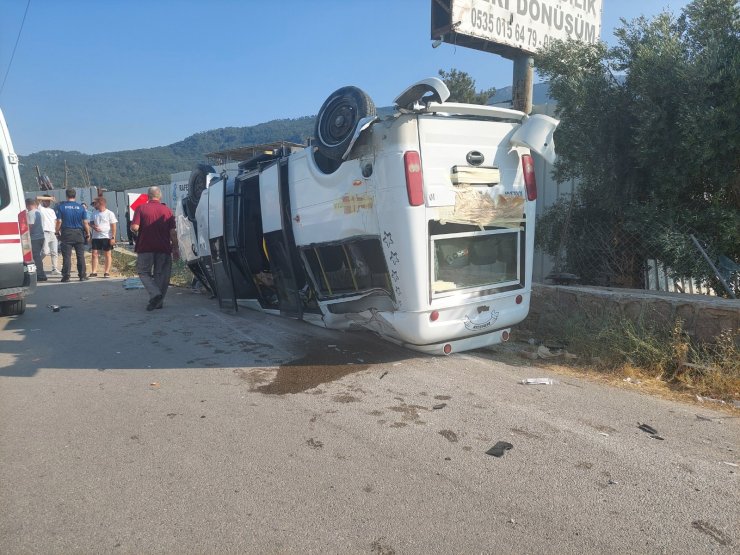 Yolcu minibüsü ile otomobil çarpıştı: 5 yaralı