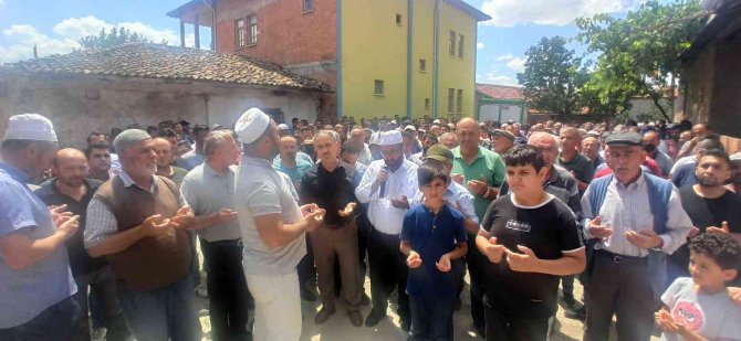 Anne ve bebeği aynı tabutta son yolculuğuna uğurlandı