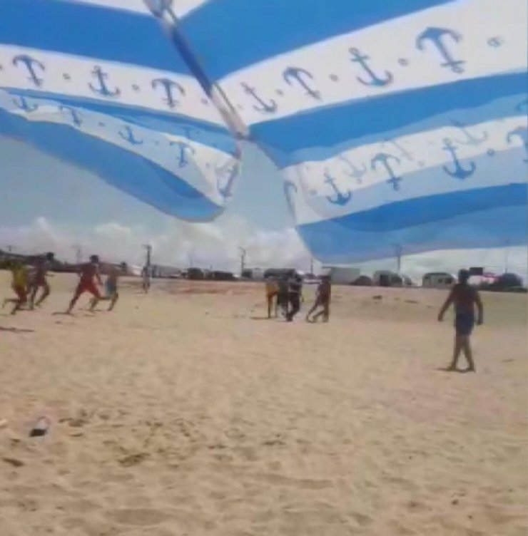 Arnavutköy'de denize girenler uyarıda bulunan cankurtaranlarla kavga etti