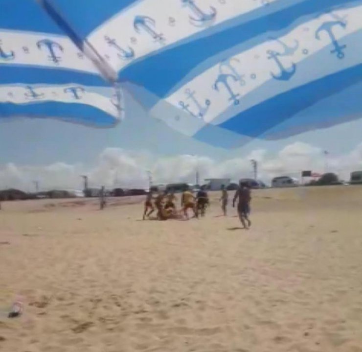 Arnavutköy'de denize girenler uyarıda bulunan cankurtaranlarla kavga etti