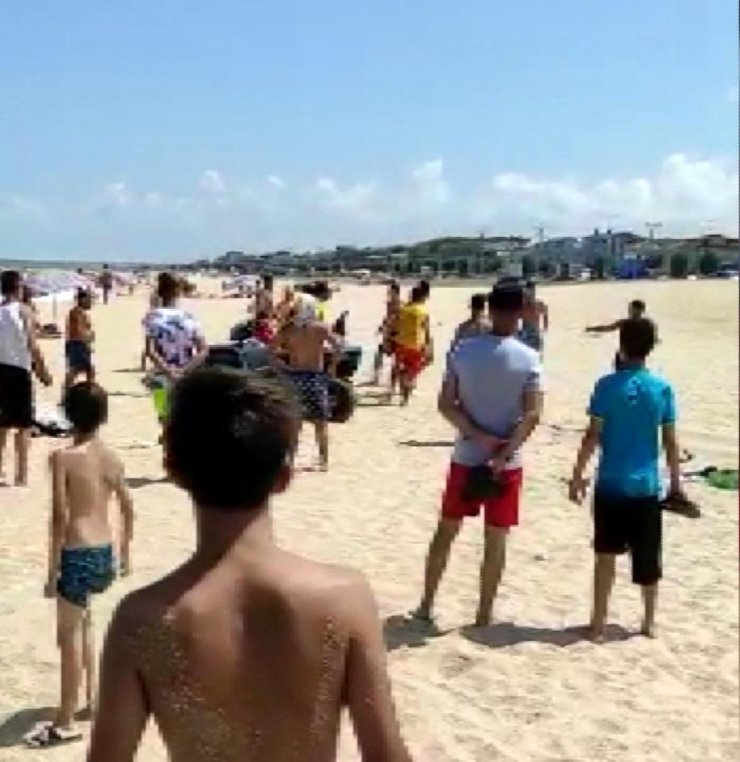 Arnavutköy'de denize girenler uyarıda bulunan cankurtaranlarla kavga etti