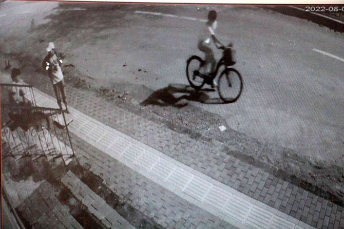 Bisikletle geldiler bisiklet çaldılar