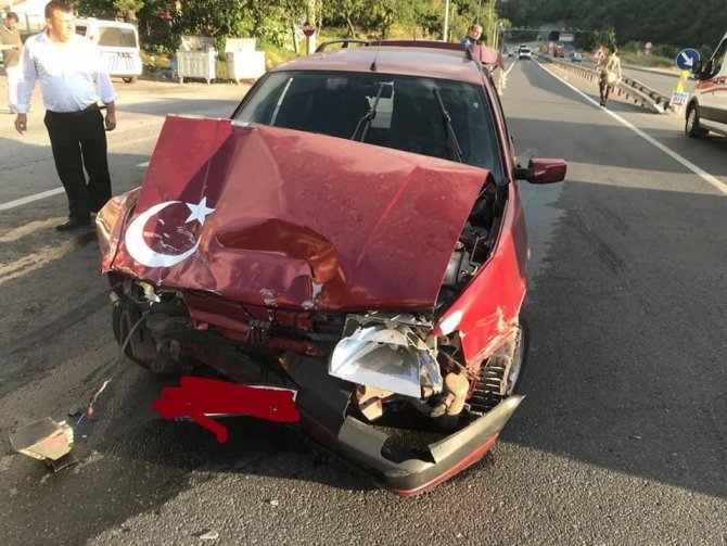 Çarpışan iki otomobil hurdaya döndü: 3 yaralı