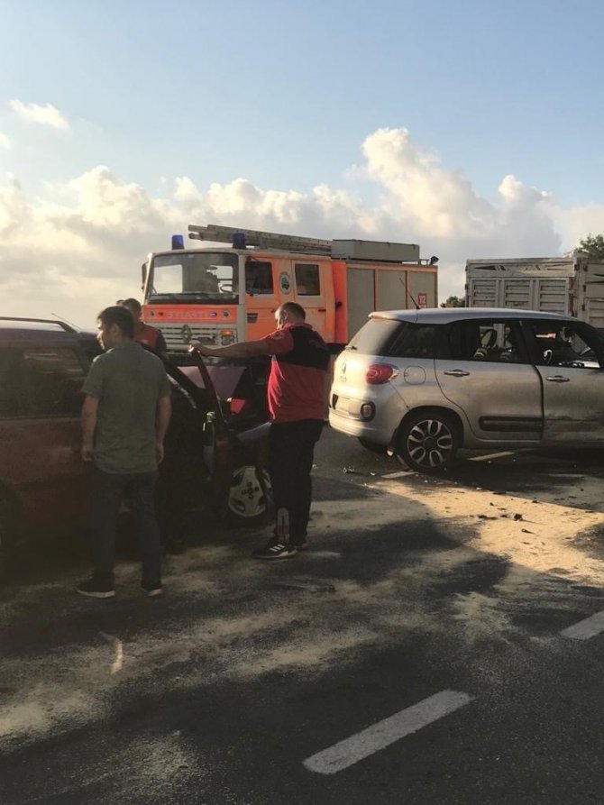 Çarpışan iki otomobil hurdaya döndü: 3 yaralı