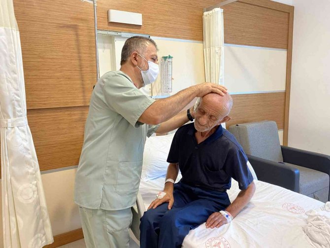 Duymayınca doktora gitti, ameliyatta kulağından çıkanlar şok etti