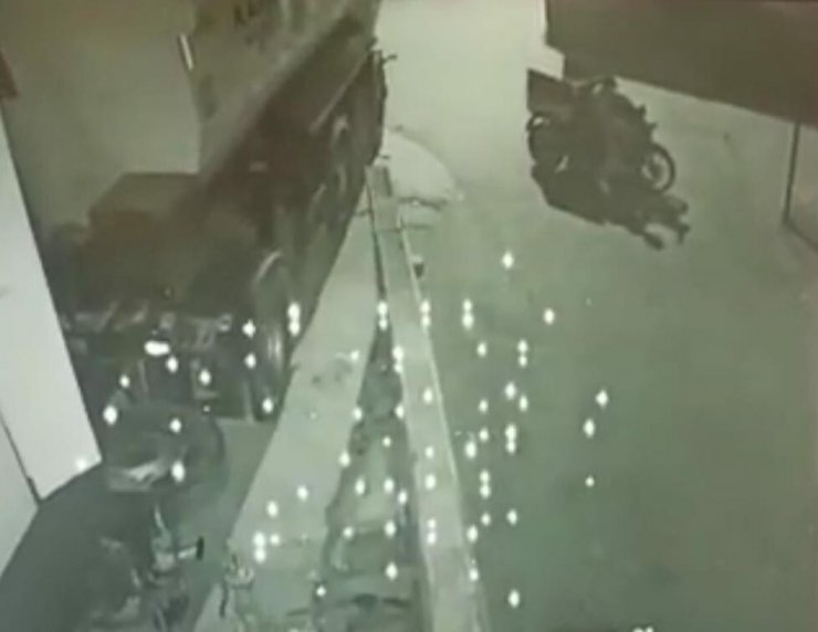 Engellinin motosikletinin çalınma anı kamerada