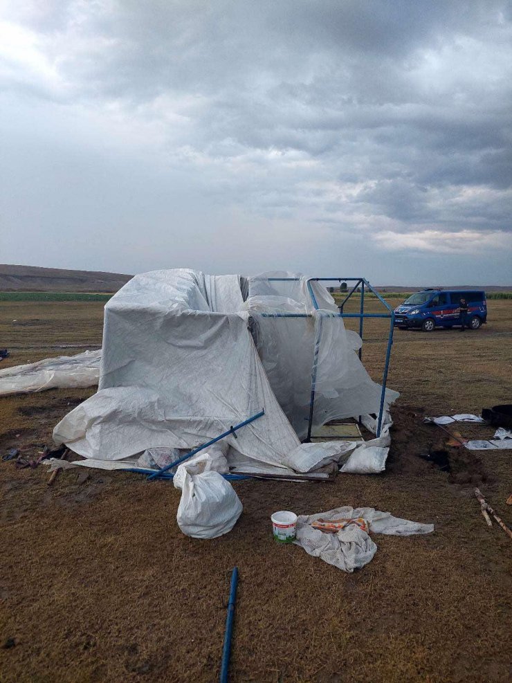 Eskişehir'de kuvvetli rüzgarda çadırlar yıkıldı, ağaçlar devrildi