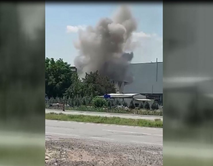 Fabrikada patlamayla birlikte yangın çıktı; 1 kişi dumandan etkilendi