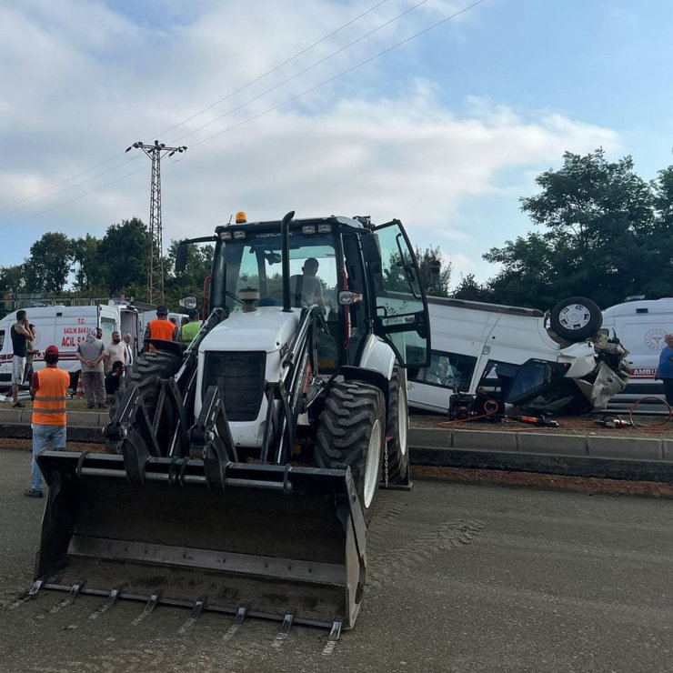 Fındık işçilerini taşıyan minibüsle hafif ticari araç çarpıştı: 2'si ağır 20 yaralı