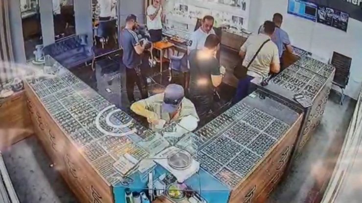 Gözlüğünü takıp küpeleri çaldı