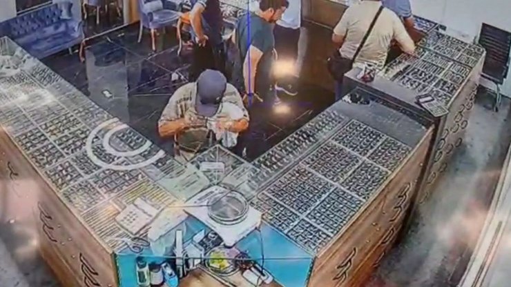 Gözlüğünü takıp küpeleri çaldı