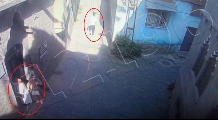 Kadının konuştuğu sırada cep telefonunu alıp kaçan 2 kapkaççı yakalandı